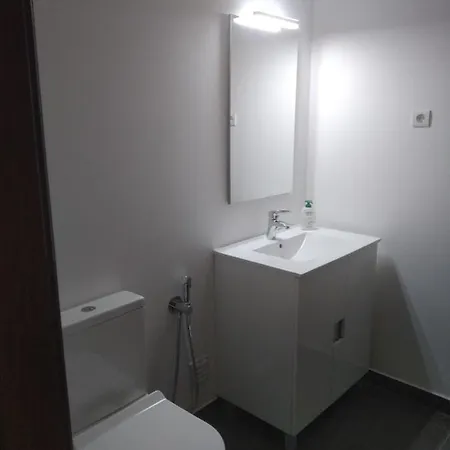 Excellent 2 Bedroom In Center Apartment *